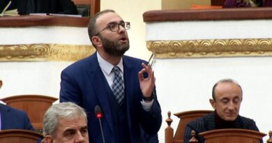 Bardhi akuza Felajt: Nuk ke kuorum! Në sallë janë vetëm 68 deputetë. “Po falsifikon votimin”